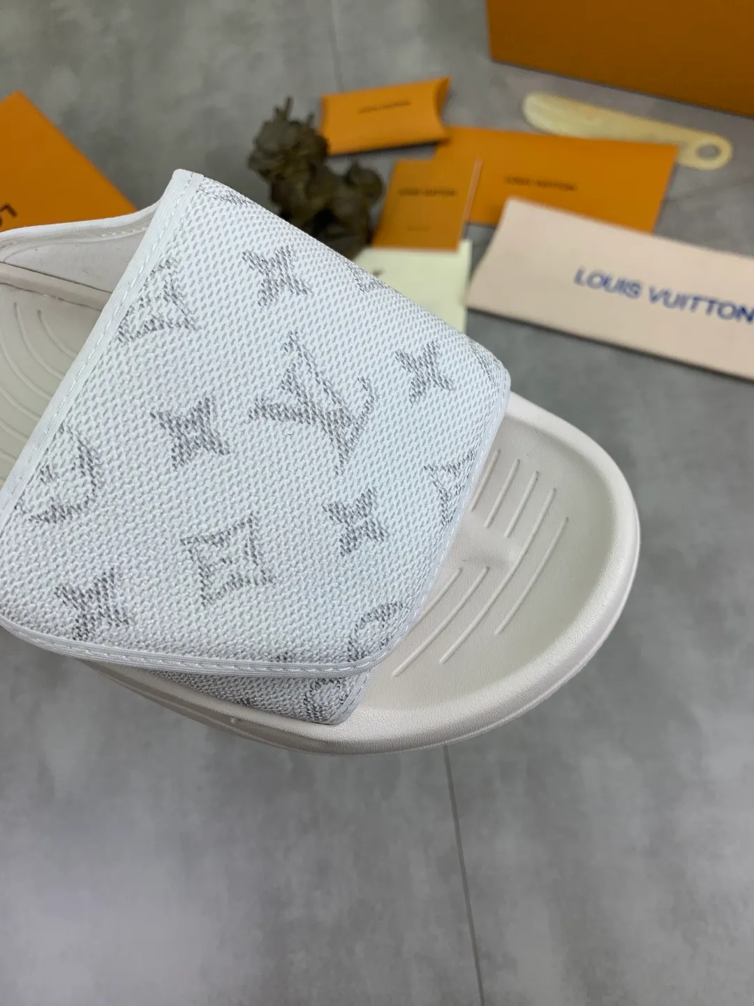 Men's shoes 💰P320💰【New style】🆘 Original quality 【LOUIS VUITTON】The popular Louis Vuitton LV men's slippers on the official website are on sale simultaneously! Original fabric imported from Italy. Original bottom provided by the original factory. Number of yards: 38-44 (customized to 45). Multiple colors to choose from. Fully packaged drawer box.